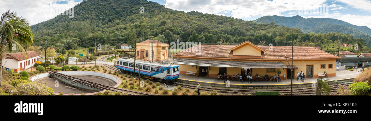 Panoramabild der Personenzug an Eugenio Lefevre Bahnhof, Santo Antonio do Pinhal, Staat Sao Paulo, Brasilien. Stockfoto