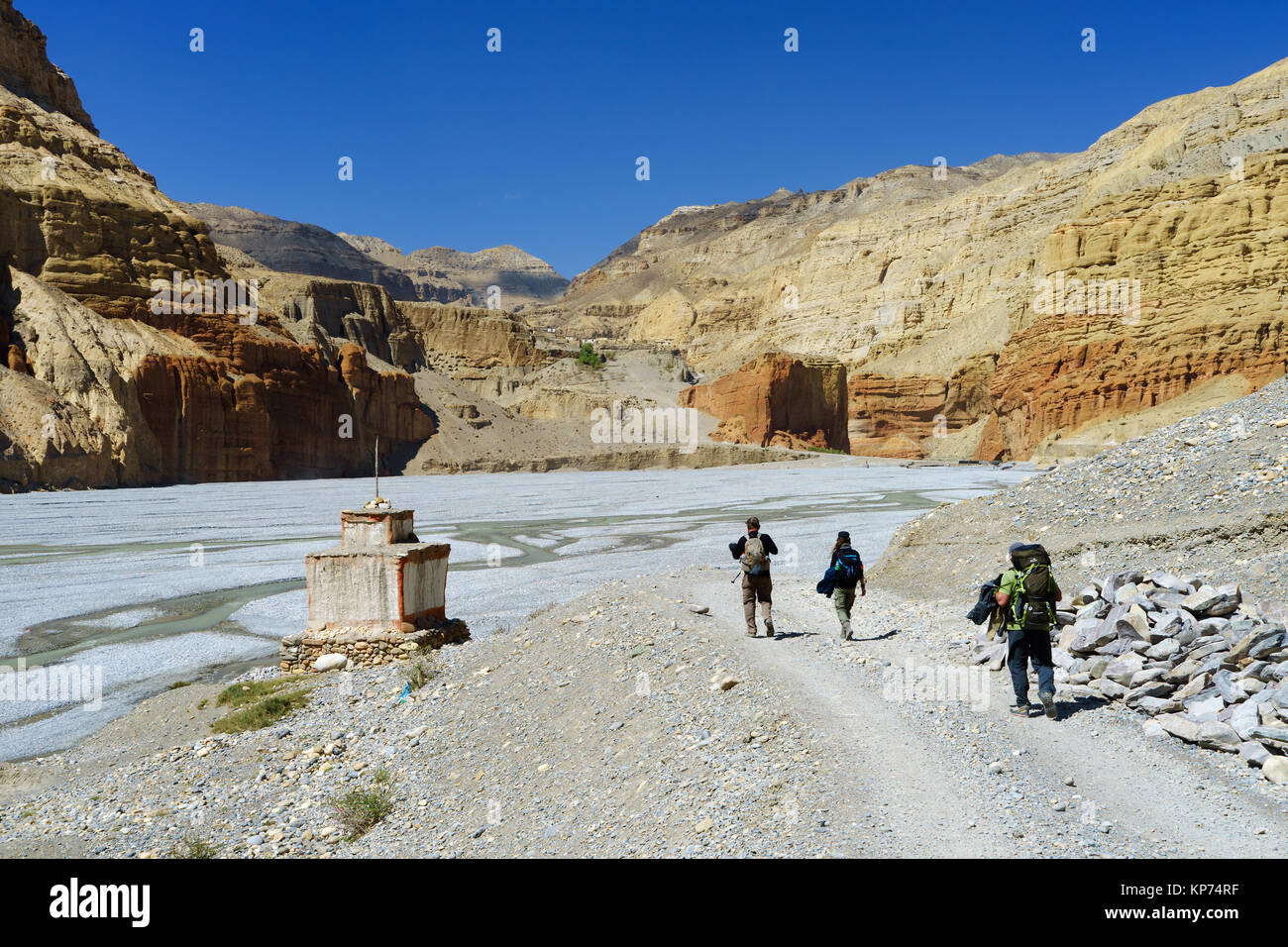 Wanderer zu Fuß entlang der Kali Gandaki Tal, nach kurzer steiler Aufstieg führt zu dem Dorf Chele. Stockfoto