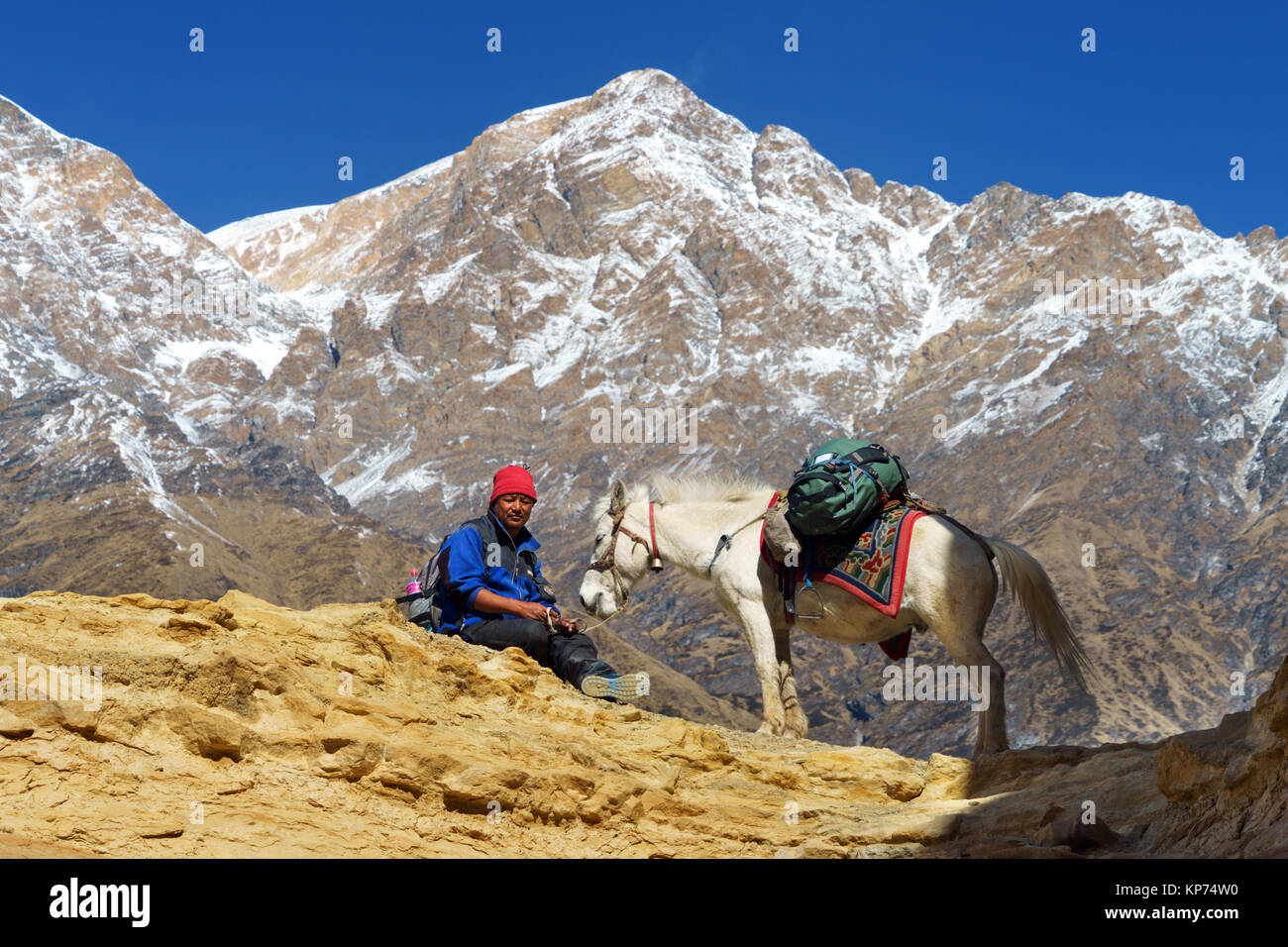 Nepalesischen Mann und seinem Pferd eine Pause auf dem Oberen Mustang Trek. Stockfoto