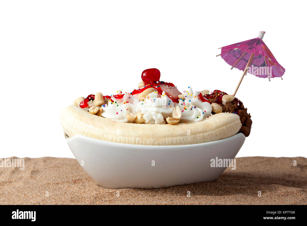 Schüssel mit Banane in Sand split Stockfoto