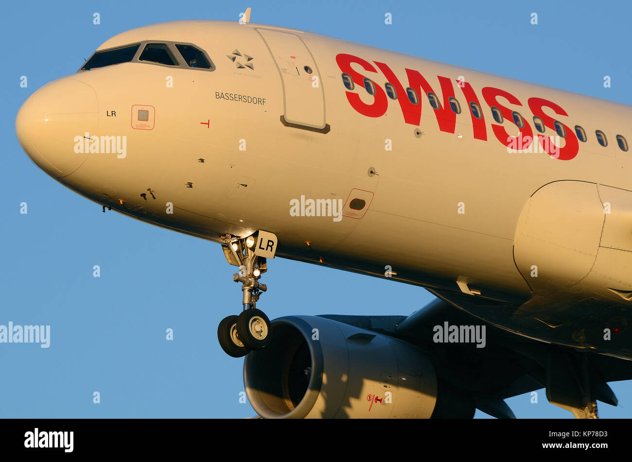 Das Flugzeug des Schweizer Airbus A320-200 HB-JLR mit dem Namen Bassersdorf landet am Flughafen London Heathrow, Großbritannien Stockfoto