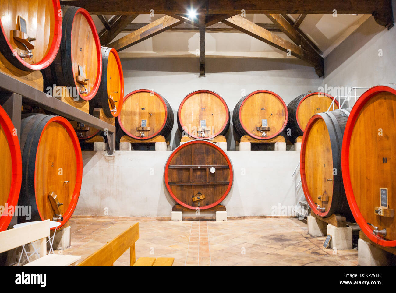 Chateau Neuf du Pape, Frankreich - 26. August 2016: Ein alter Keller mit Fässern von typischen lokalen Wein Stockfoto