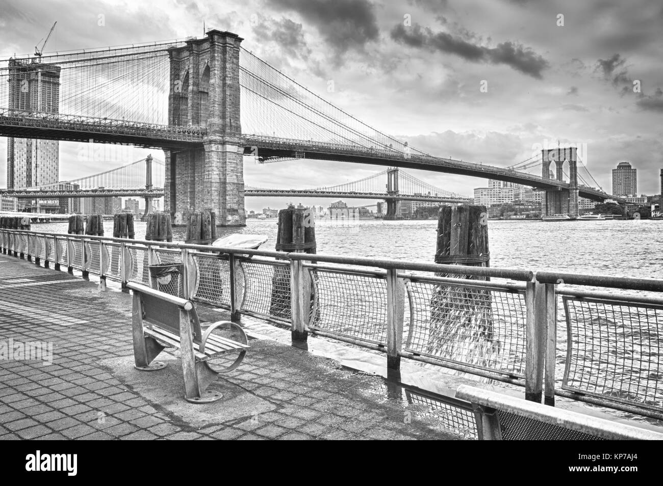 HDR Blick auf die Brooklyn Bridge und Manhattan Bridge-Schwarz-weiß-Bild. Stockfoto