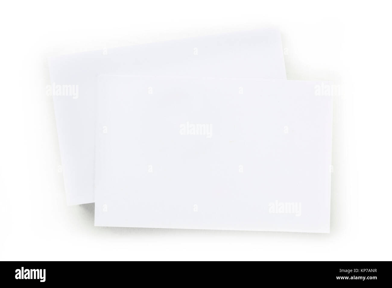 Ein overhead Mockup einer leeren weißen Visitenkarte, geschossen von oben auf einen weißen Hintergrund, mit einem Platz für Text Stockfoto