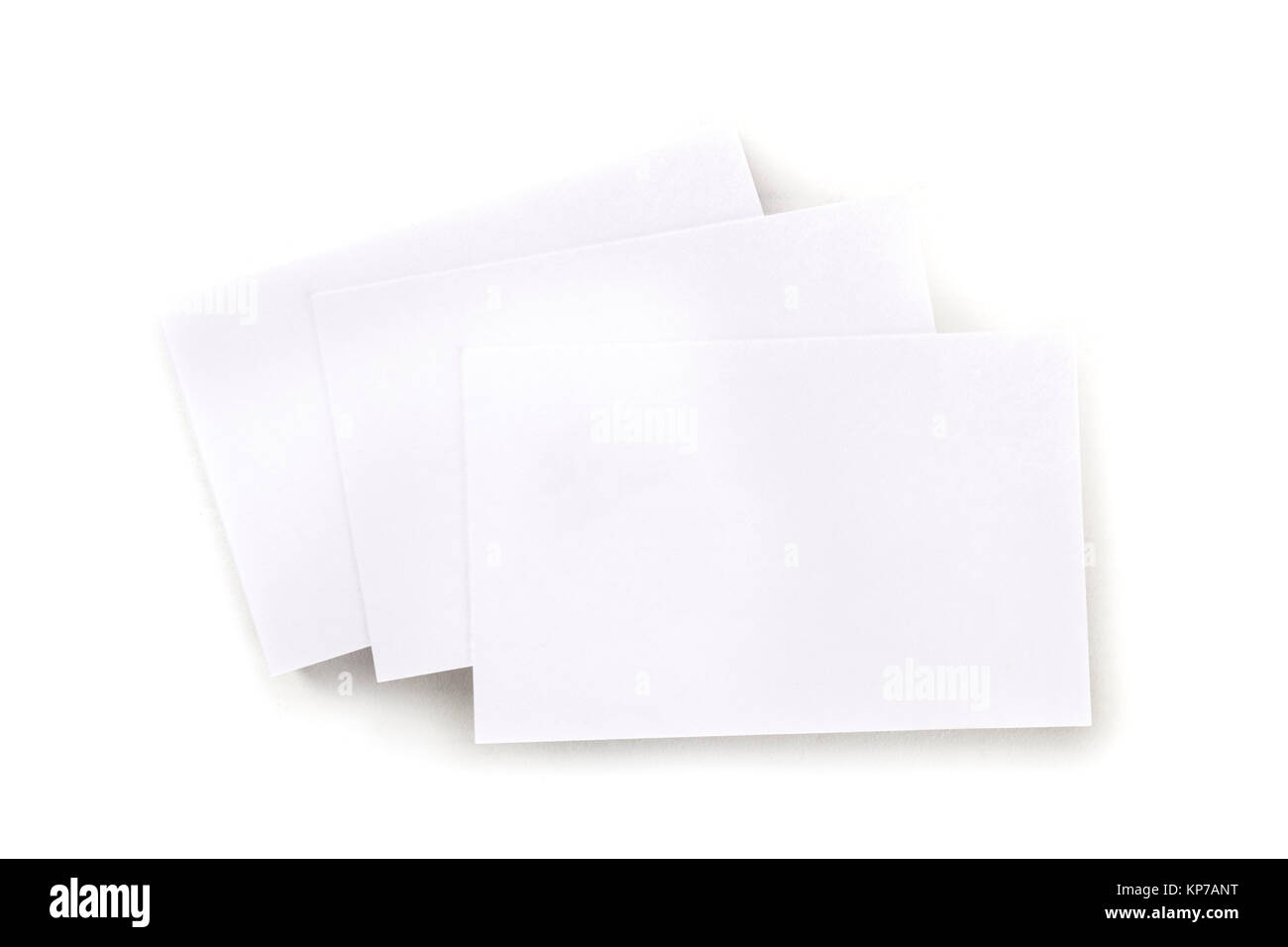 Ein overhead Mockup einer leeren weißen Visitenkarte, geschossen von oben auf einen weißen Hintergrund, mit einem Platz für Text Stockfoto