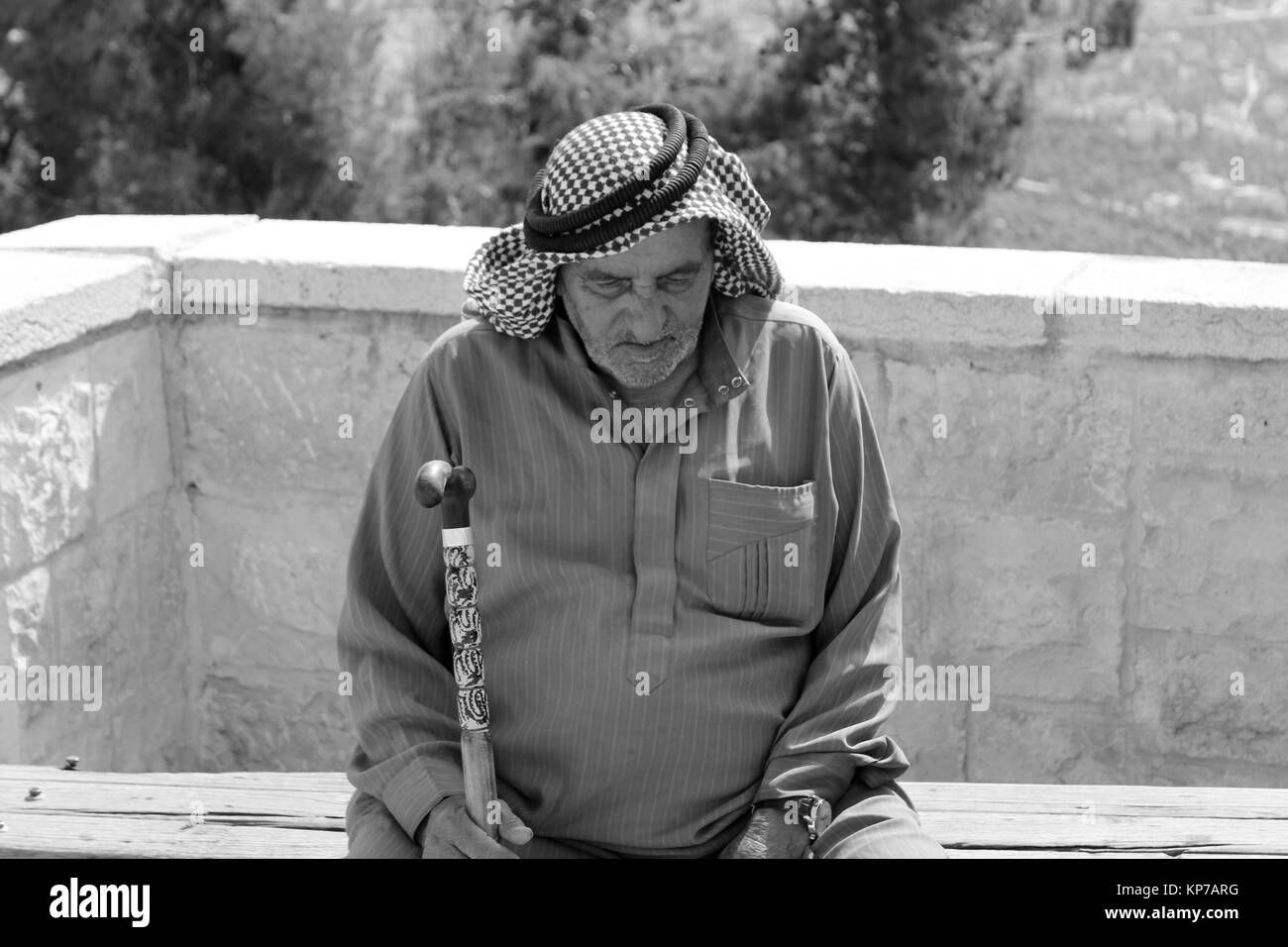 Müde Arabischen gekleideter älterer - 21/04/2017 - Jordanien/Amman - Sguardi Aridi von Ali Raffaele Matar Schuß im April 2017 - trauriger alter Mann sitzt in Ajlun Stockfoto