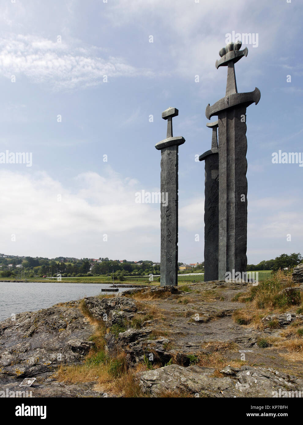 STAVANGER, Norwegen am 03 Juli, 2010. Blick auf die Drei Schwerter Denkmal. Das Kunstwerk in der Nähe Hafrsfjord. Redaktionelle Verwendung. Stockfoto