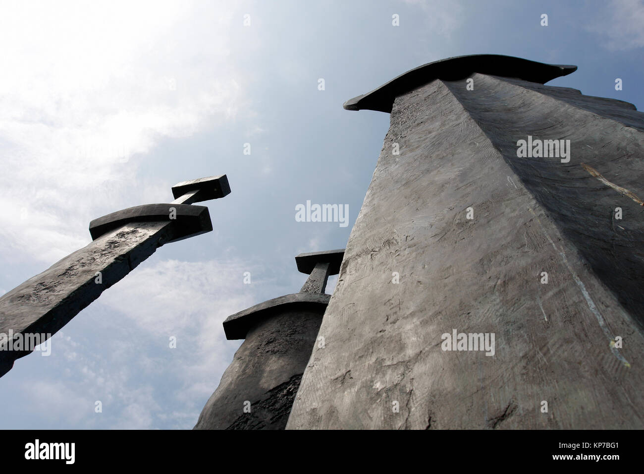 STAVANGER, Norwegen am 03 Juli, 2010. Blick auf die Drei Schwerter Denkmal. Das Kunstwerk in der Nähe Hafrsfjord. Redaktionelle Verwendung. Stockfoto