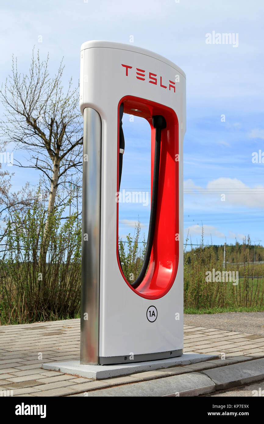 PAIMIO, Finnland - 14. MAI 2015: Kürzlich eröffnete Tesla Kompressor station in Paimio. Die Kosten für das Ladegerät wurde mit der nettowohnfläche abgedeckt Stockfoto