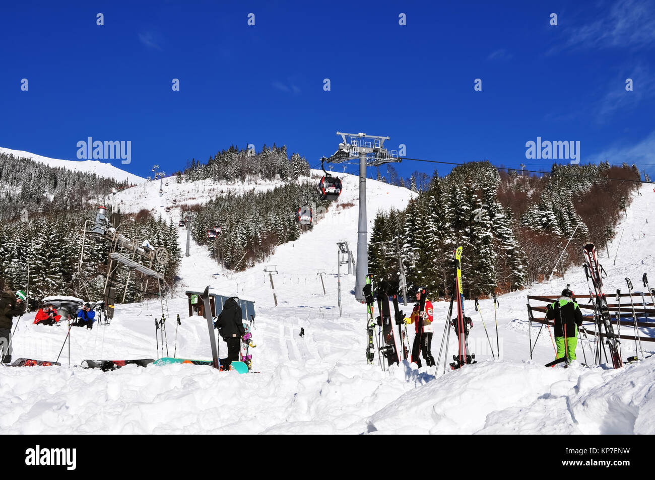 Jasna, Slowakei - Dezember 1, 2017: Skifahrer, Seilbahn und Schnee Hänge auf der Südseite des Berges Chopok an einem sonnigen Tag im Skigebiet Jasna, niedrige Ta Stockfoto