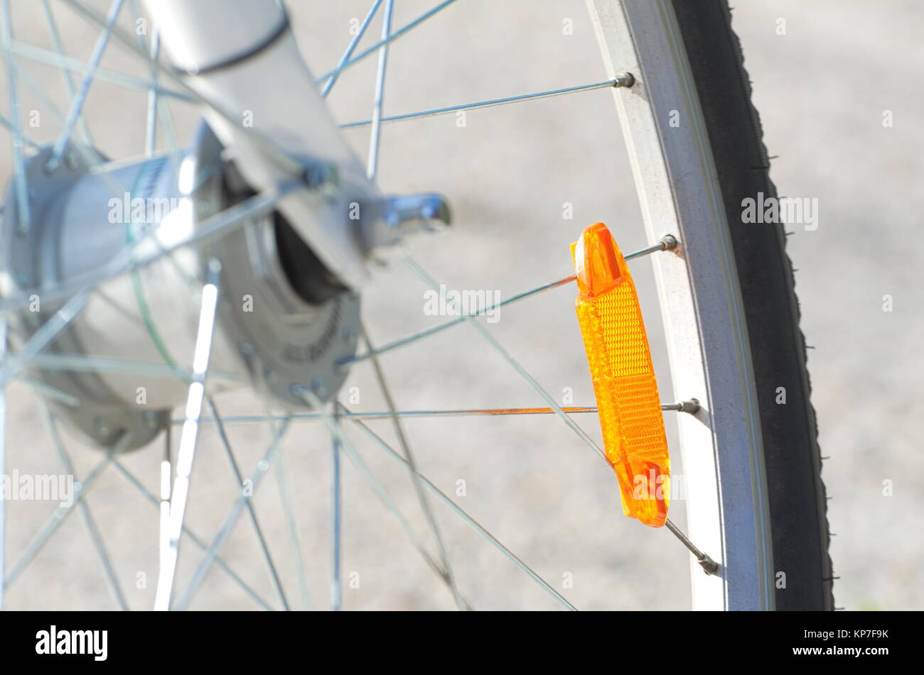 Fahrrad Rad mit Farbe Orange Reflektor Closeup Stockfoto