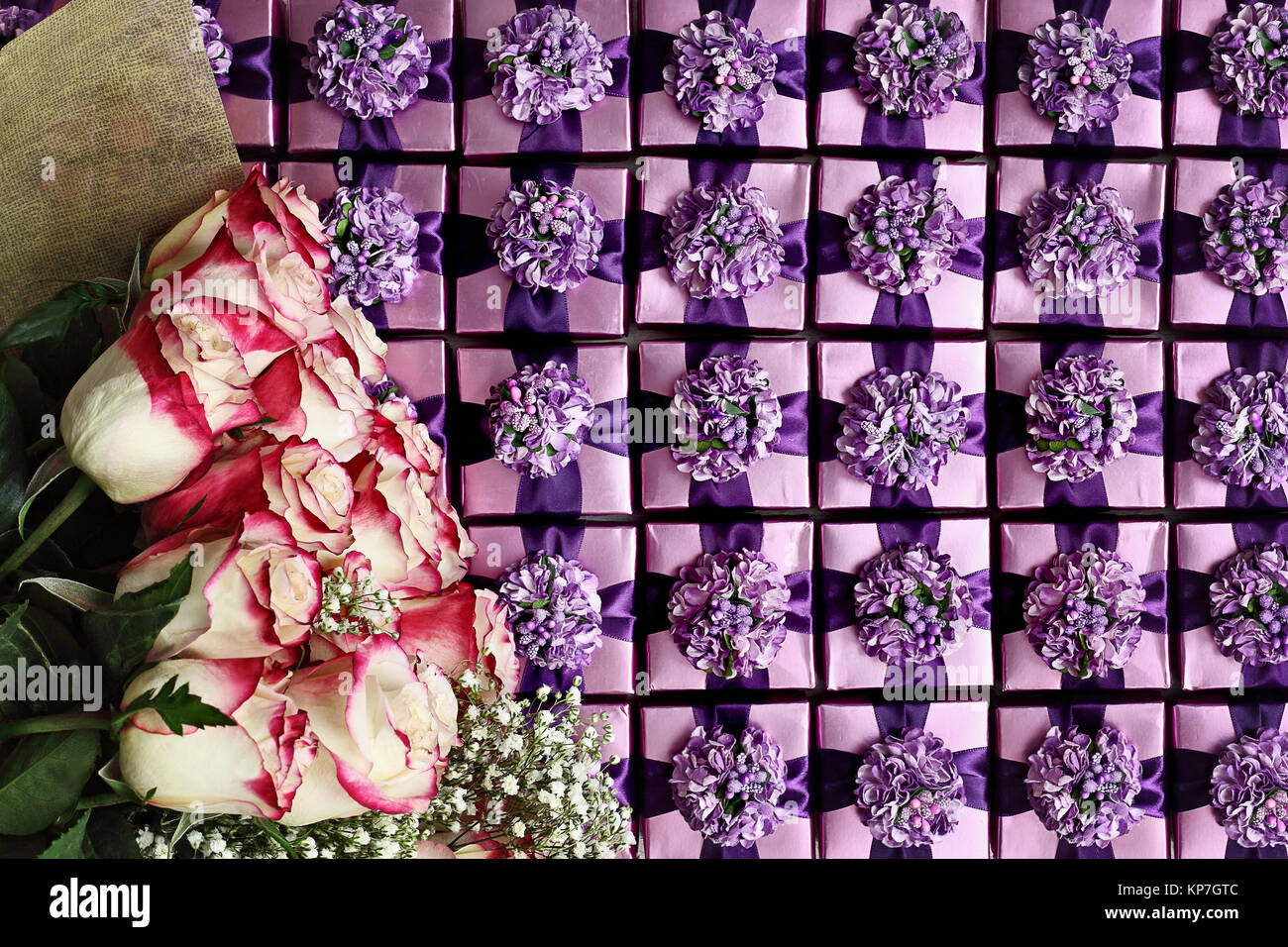 Flach mit langem Stiel rosa und weißen Rosen auf dem Hintergrund der violette Farbe geschenkboxen mit hübschen Schleifen. Stockfoto