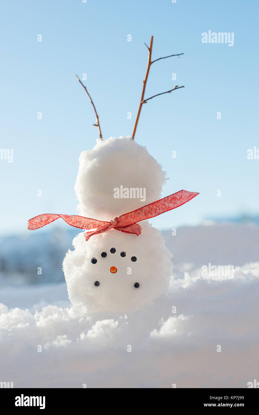 Schneemann macht einen Handstand im Schnee Stockfoto