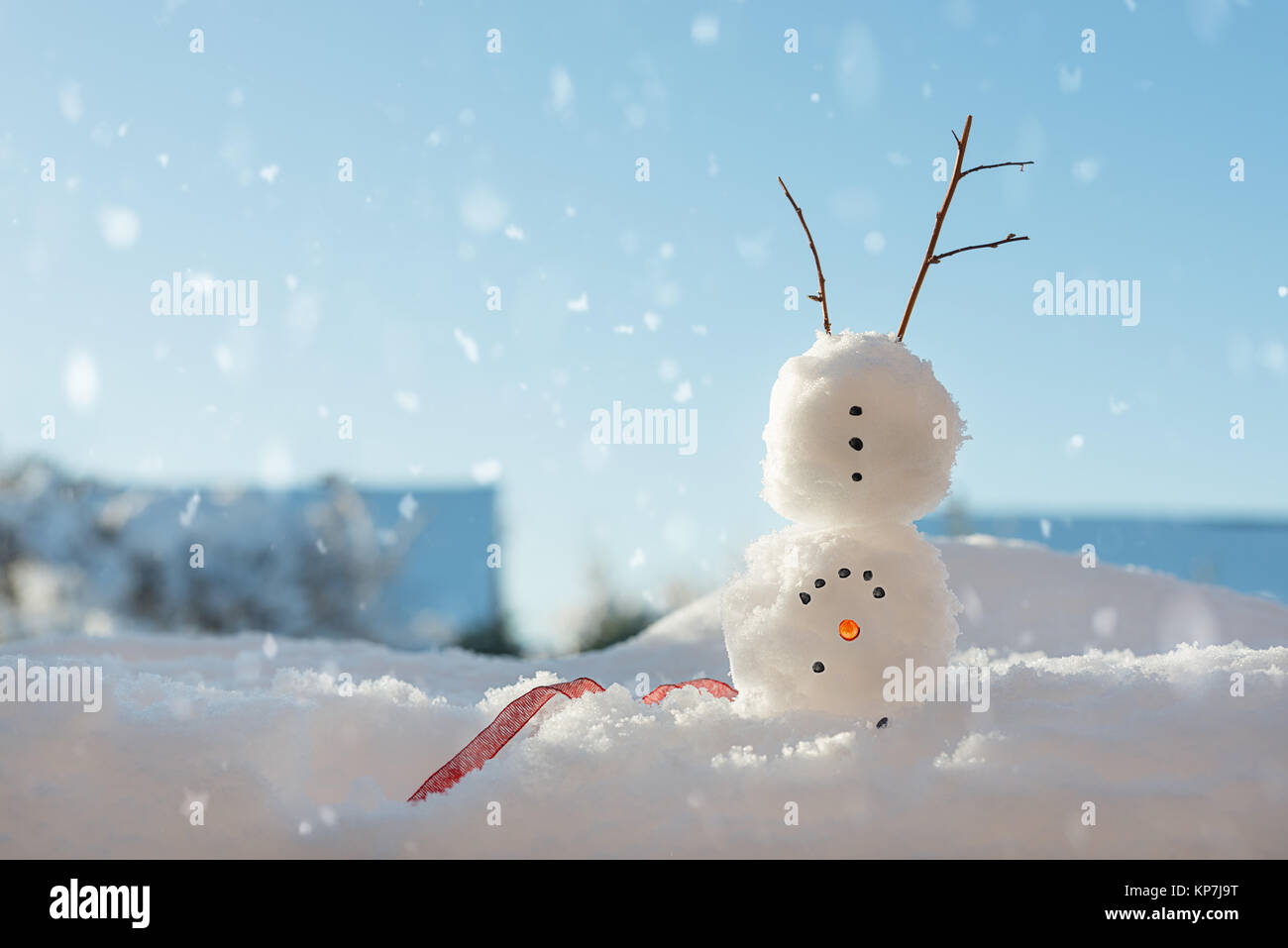 Fröhlicher Schneemann macht einen Handstand im Schnee - Landschaft Version Stockfoto