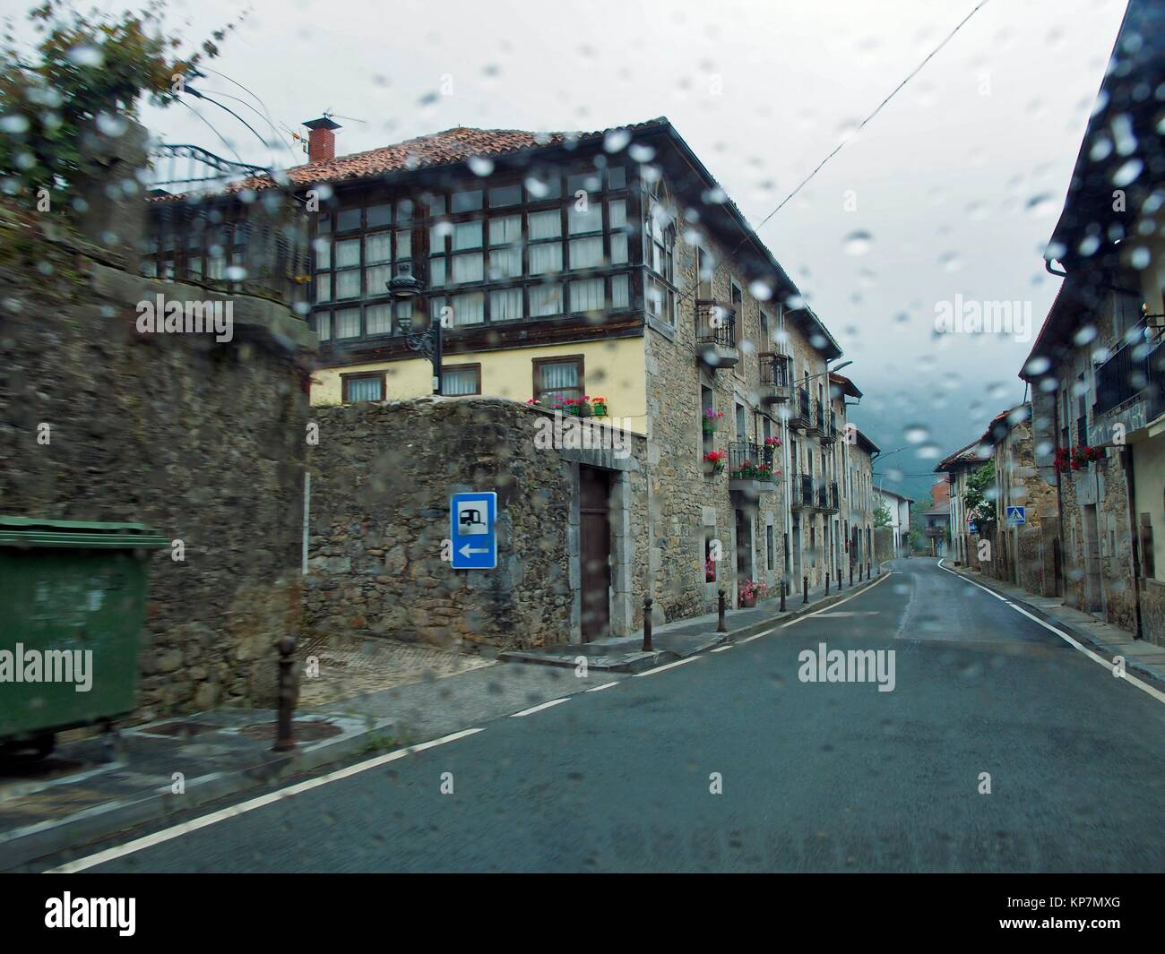 Regnen am Arredondo Dorf. Autonome Gemeinschaft Kantabrien. Spanien. Stockfoto
