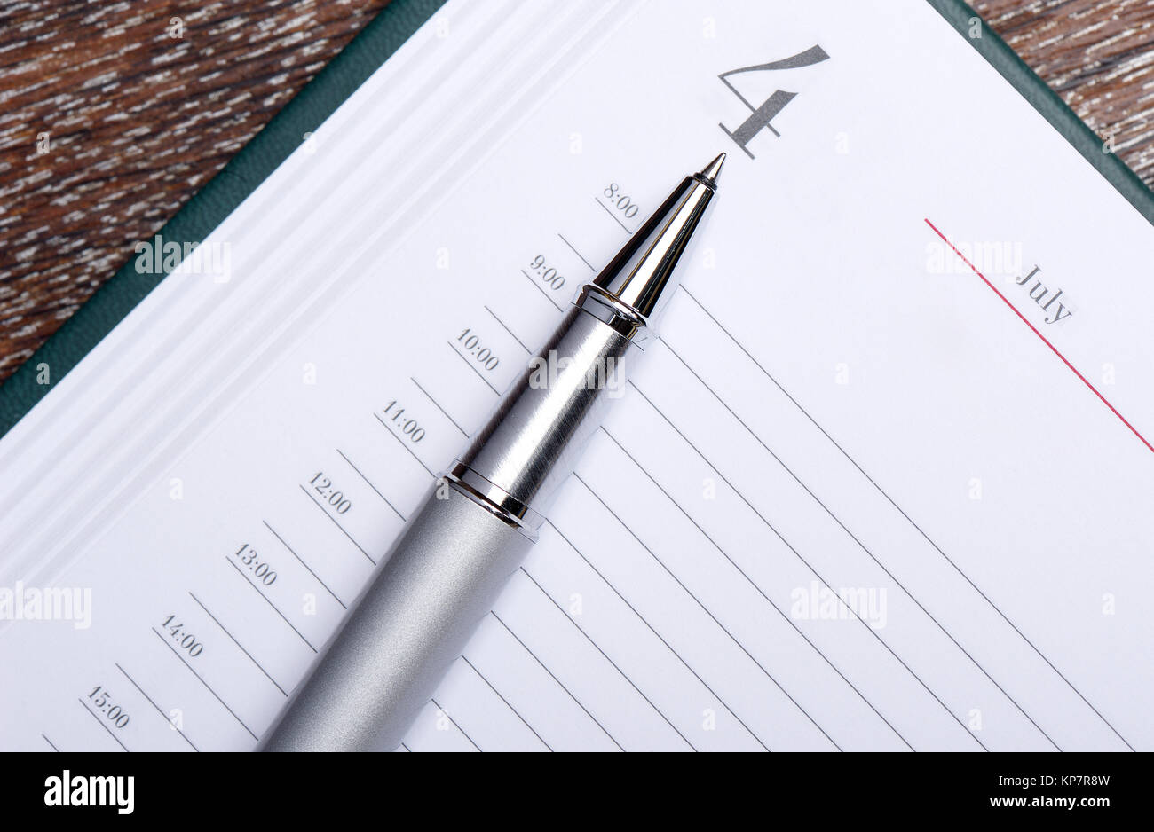 Stift auf Seite 4 Juli Datebook liegend Stockfoto