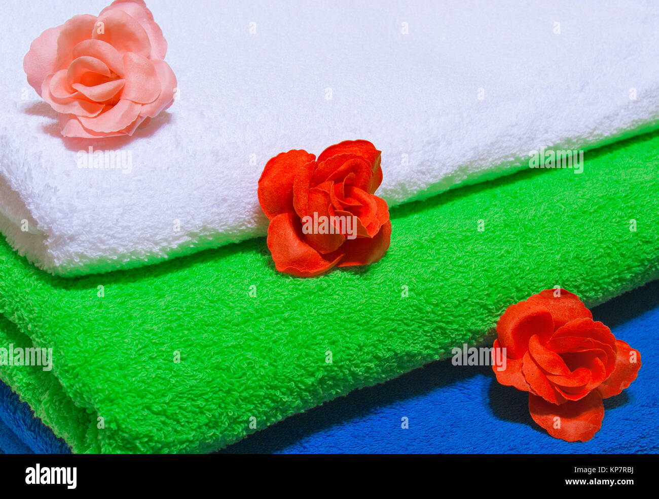 Drei Handtücher, Seife in Form von Blumen Rosen Stockfoto