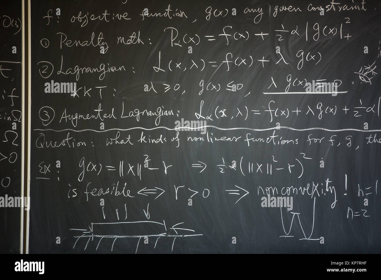 Tafel mit Mathematikunterricht darauf geschrieben Stockfoto