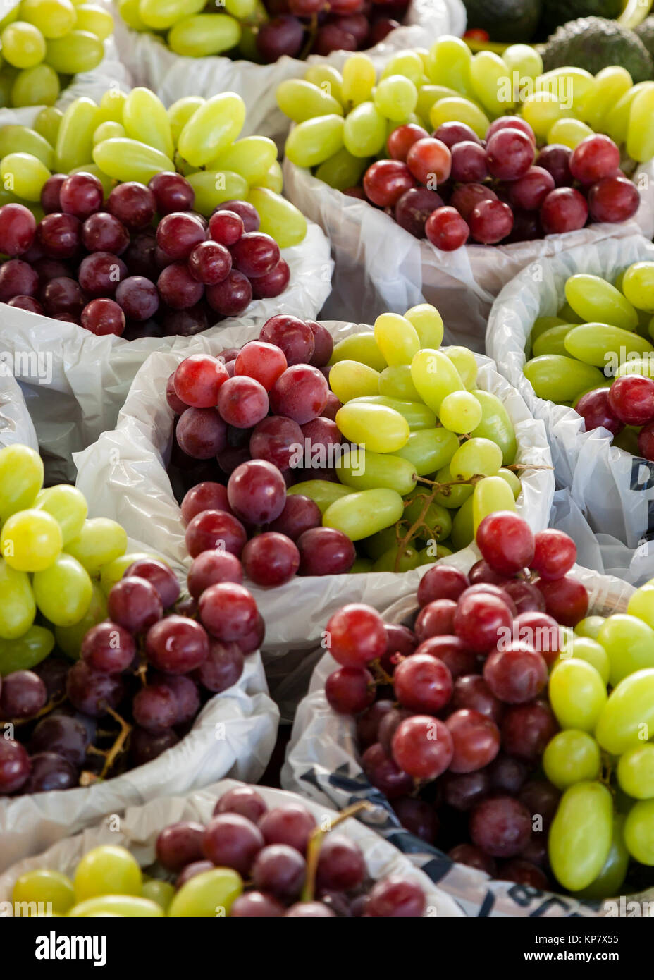 Bündeln der rote und grüne Trauben auf einem Bauernmarkt, Stockfoto