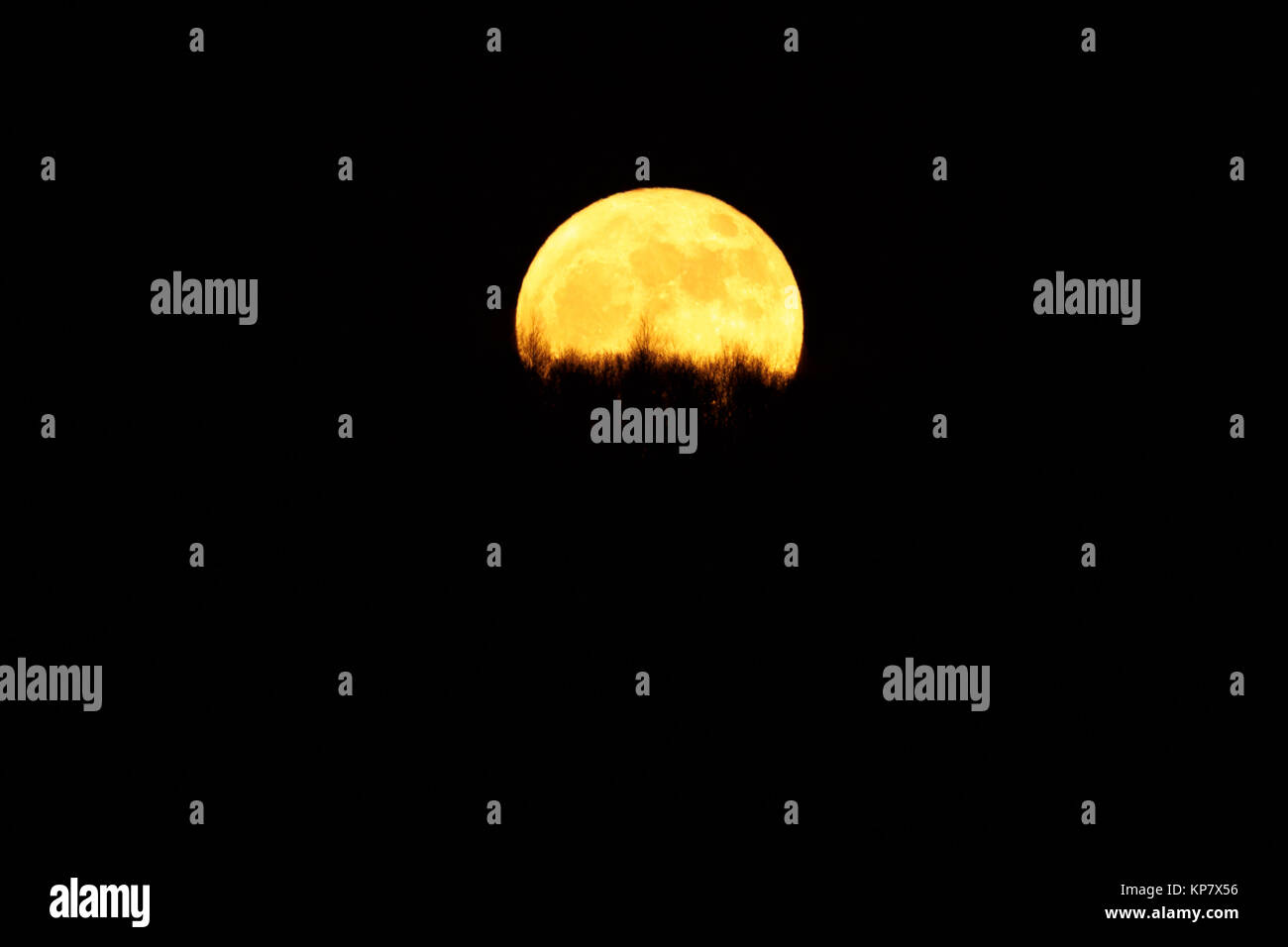 Super Mond als Vollmond über Berg Stockfoto