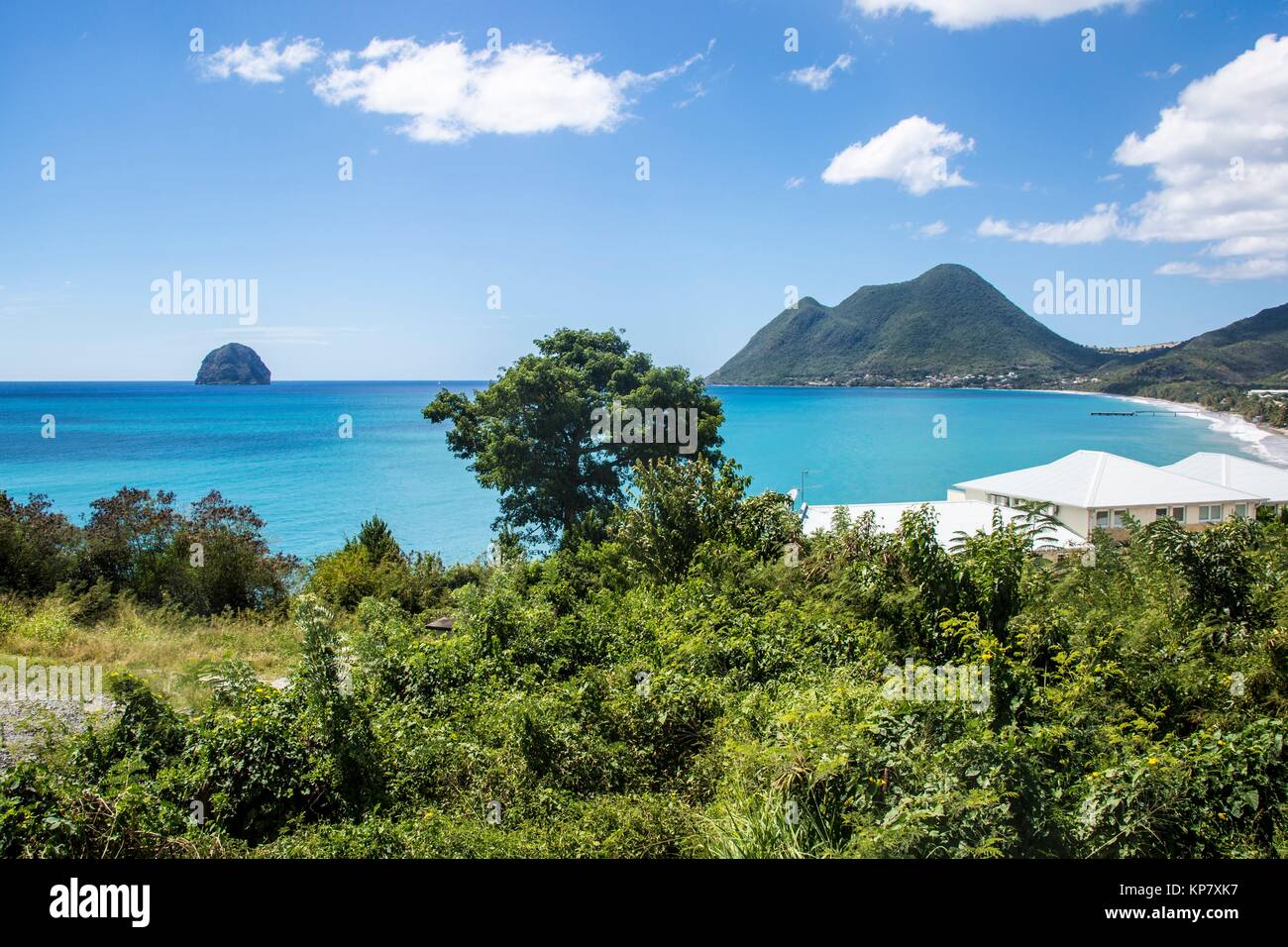 Schöne Szenerie am Strand entlang, an der Küste entlang, auf der Straße, die dazu führen, dass Le Diamant, in Martinique. Stockfoto