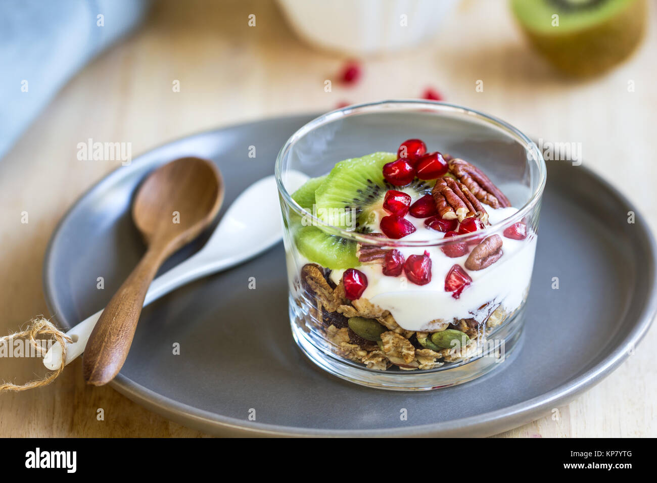 Müsli mit griechischem Joghurt, Kiwi und Granatapfel Stockfoto