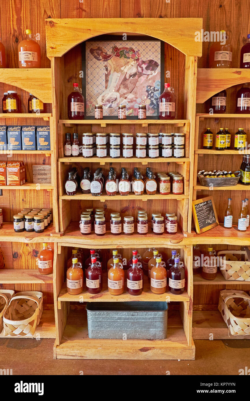 Land in den Regalen mit hausgemachter Marmelade, Apfelwein, Gelee und Honig in eine nette Anzeige in einem ländlichen Bauernhof store in ländlichen Alabama, USA. Stockfoto