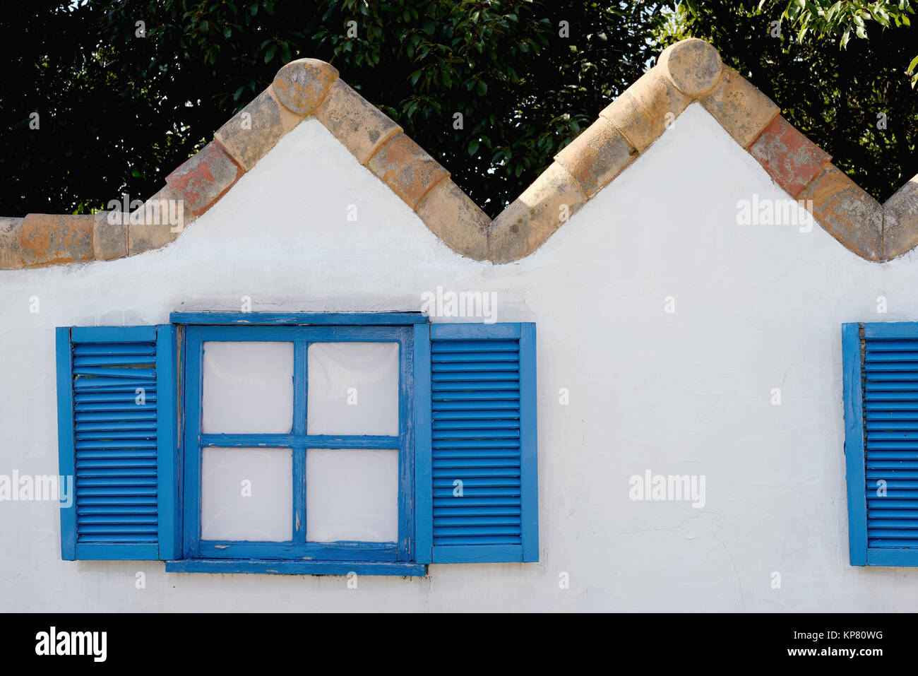 Holz- Fenster auf die weiße Wand mit verwitterten Holz- Shutter Stockfoto