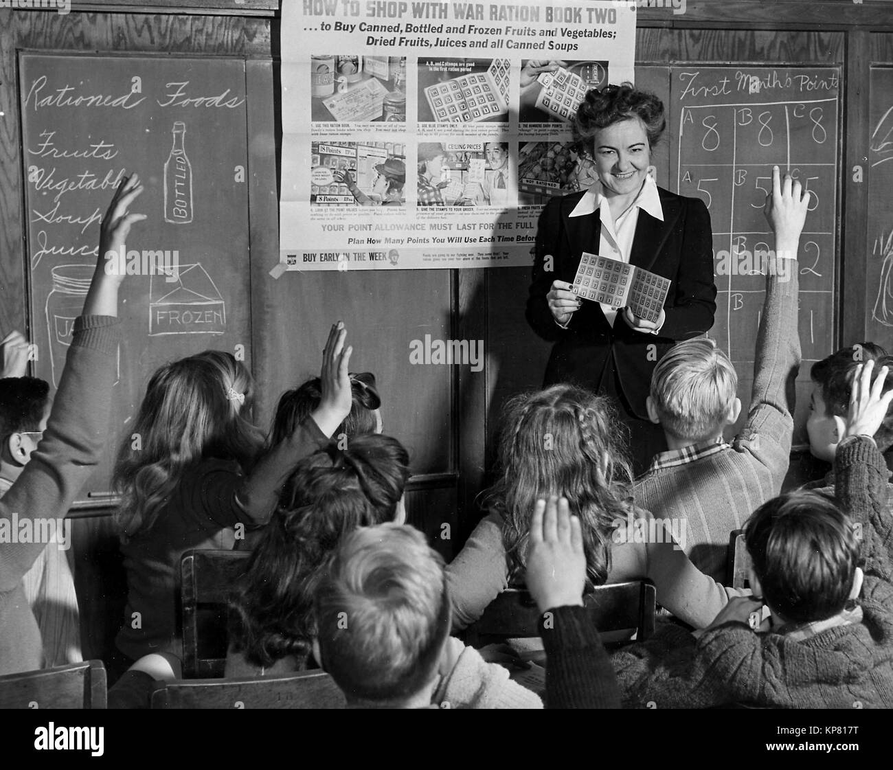 Fakten, die der jüngeren Generation von Marketingexperten wissen sollten, sind diese Klasse in der murch Elementary School, Washington, D.C. Catherine M.Rooney, sechste Klasse Lehrer beauftragt Ihr alert Schüler auf dem Weg und wie der Krieg Bezugsschein Zwei. Stockfoto