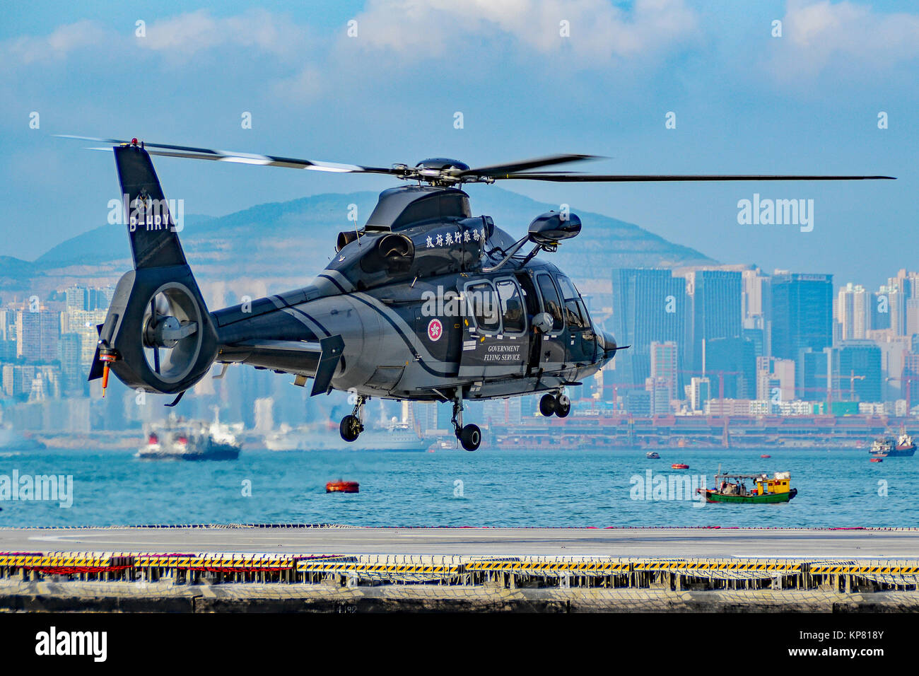 Hong Kong Air Service Helikopter Landung in Hongkongs mit dem Festland China - Kowloon in den Hintergrund. Stockfoto