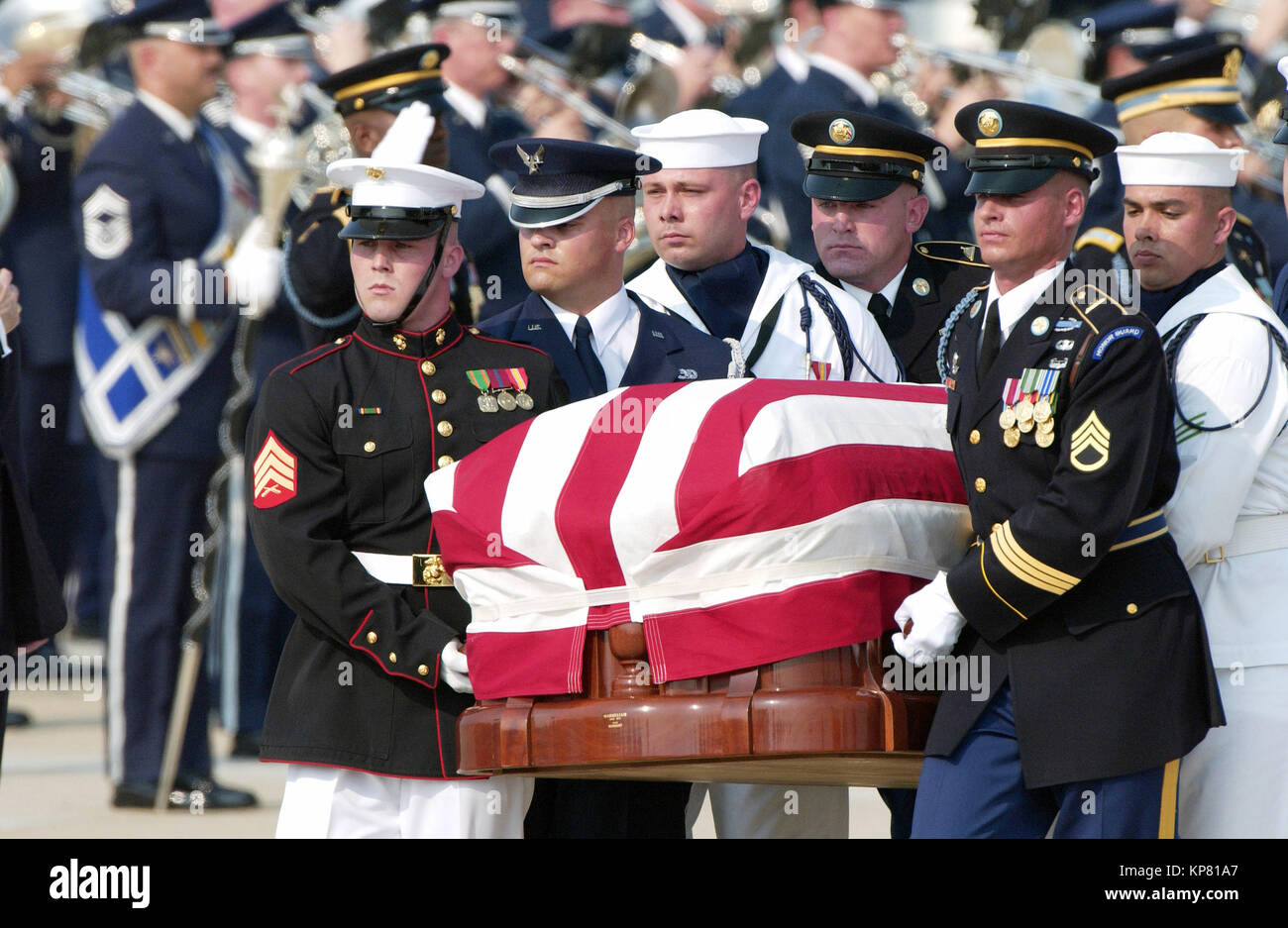 Eine kombinierte UNS militärische Ehrengarde trägt der 40. Präsident der Vereinigten Staaten Ronald Wilson Reagan in seiner Flagge - drapierte Schatulle zu einem leichenwagen Für eine Beerdigung Prozession nach seiner Ankunft an der Andrews Air Force Base (AFB), Maryland (MD), die an Bord der Air Force One. Stockfoto