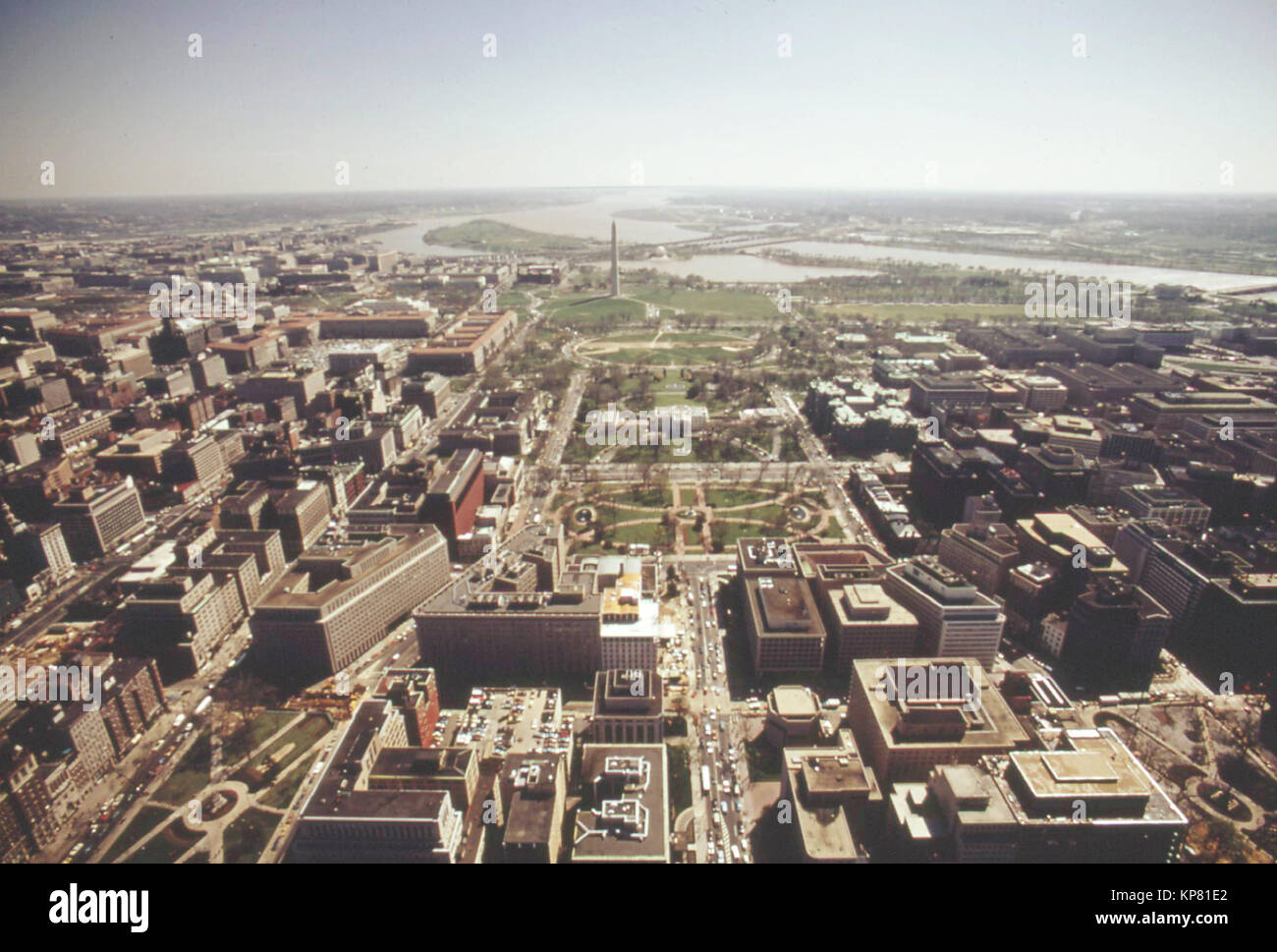 Anfang der 1970er Jahre Aeiral Blick auf Washington D.C. Skyline mit dem Washington Monument und dem Potomac River im Hintergrund Stockfoto