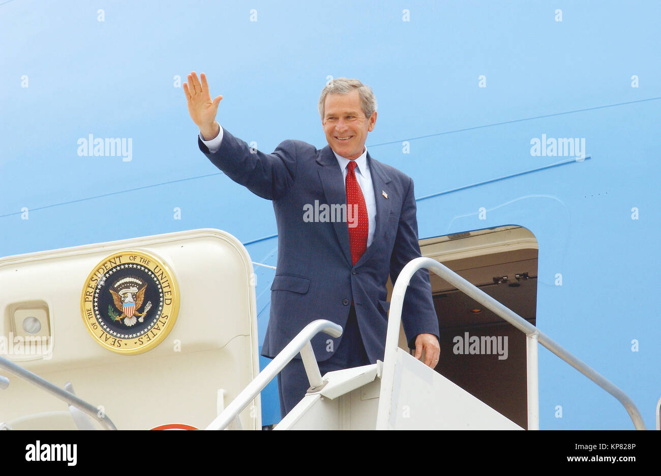 US-Präsident George W. Bush wellen Abschiede, wie er sich vorbereitet, Air Force One, in Kirtland Air Force Base (AFB), New Mexico (NM) ein. Präsident Bush besuchte mit Kirtland AFB Personal, während die Durchführung einer Mental Health Care Fund Raising Reise nach Albuquerque, NM. Stockfoto