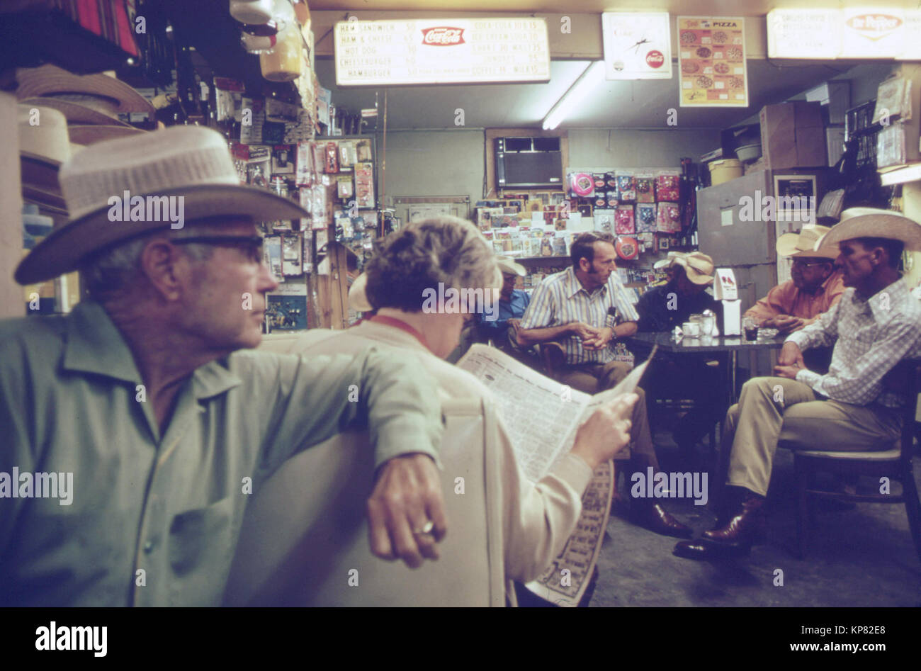 Alte Cowboys und eine Frau sitzen in Stände und Tabellen in eine Drogerie am Mittag im Leakey, Texas Stockfoto