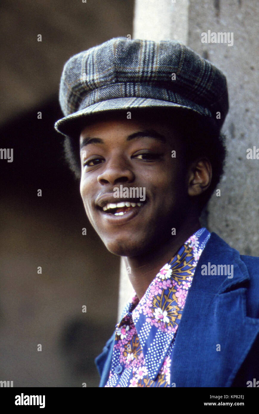 Schwarz High School alter Student an der Robert Taylor Häuser, ein Hochhaus Apartmentkomplex im Süden von Chicago Seite, 05/1973. Die Robert Taylor Wohnungen wurden durch Demokratische liberale Politik wie die 1949 US-Gehäuse Akt, keine republikanische Unterstützung geschaffen hatte, und es war eine der meisten Verbrechen geritten, in Chicago, bis das Gehäuse Projekt im Jahr 2005 zerstört wurde. An einer Stelle, die Appartements untergebracht 27.000 Menschen und 95 % der erwerbstätigen Einwohner waren arbeitslos und auf staatliche Unterstützung und 40 % der Haushalte von alleinerziehenden Müttern, die weniger als 5.000 $ pro Jahr verdient geführt. Stockfoto