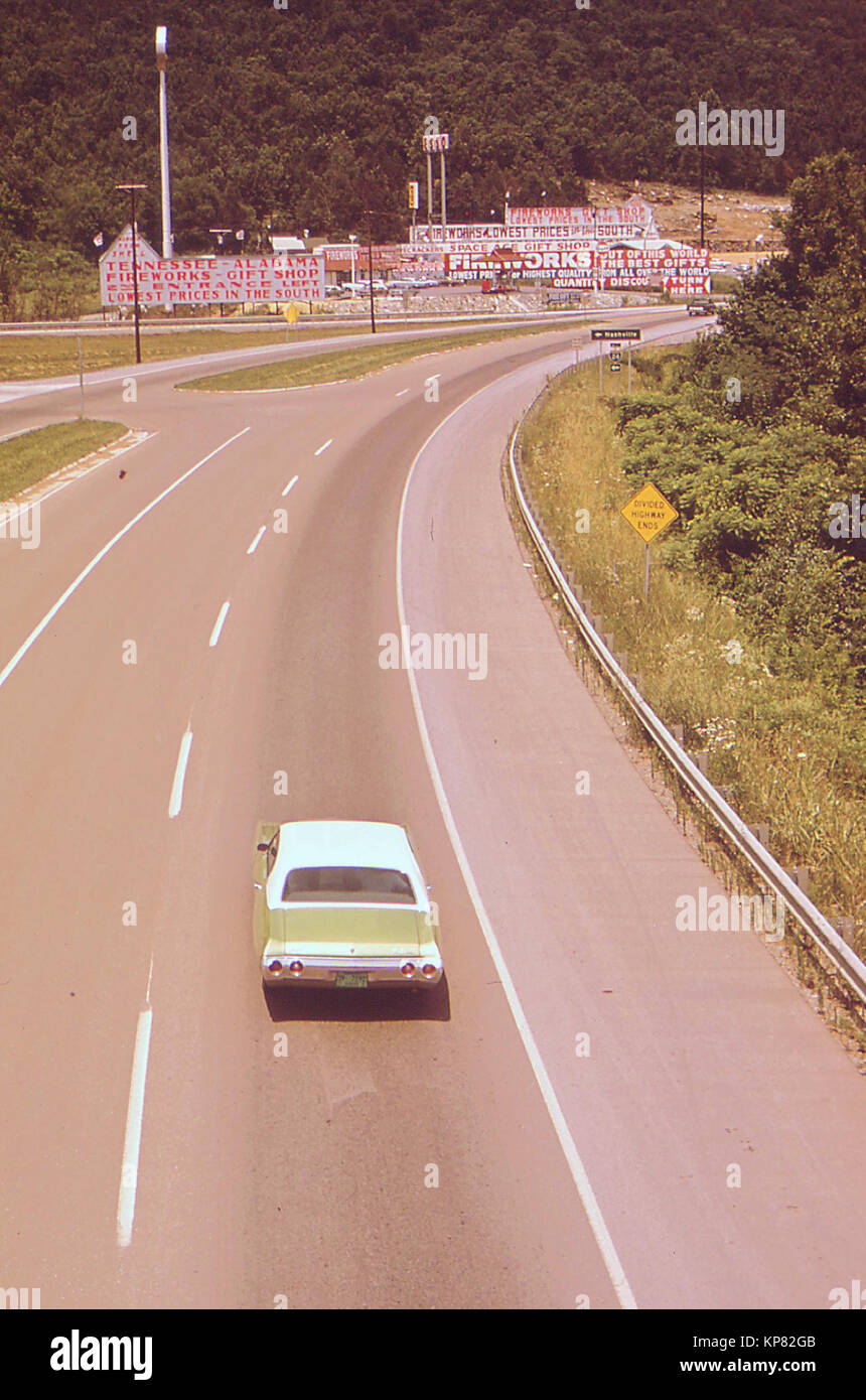 Grün 70er Jahre Auto fahren auf Autobahn Richtung ein Feuerwerk stehen in der Nähe von Pittsburg Tennessee im Jahr 1972 Stockfoto