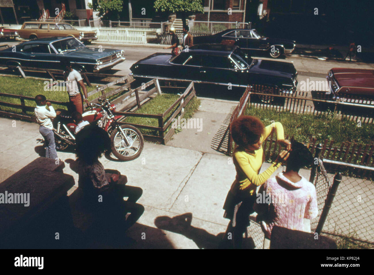 Schwarzen Nachbarn draußen auf Chicagos West Side. Sie sind Teil der Fast 1,2 Millionen Menschen Ihrer Rasse, die Machen Mehr als ein Drittel der Bevölkerung von Chicago, 06/1973 Stockfoto