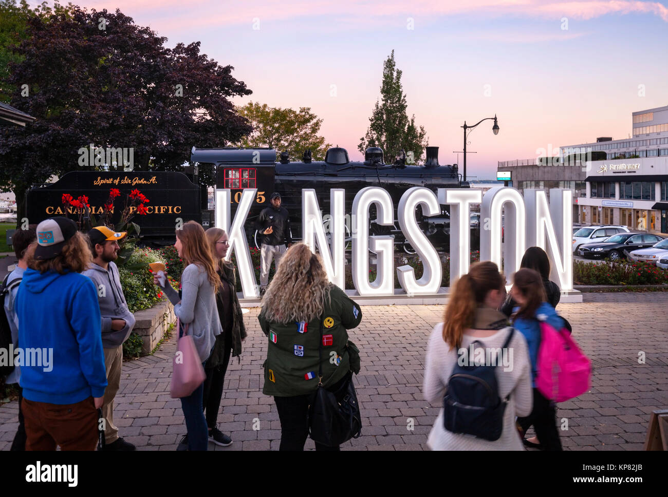 Ein beleuchtetes Schild in der Dämmerung für Kingston "ICH in Kingston' ist eine touristische Attraktion mit jungen Menschen (Touristen) sammeln, Fotos zu machen. Stockfoto