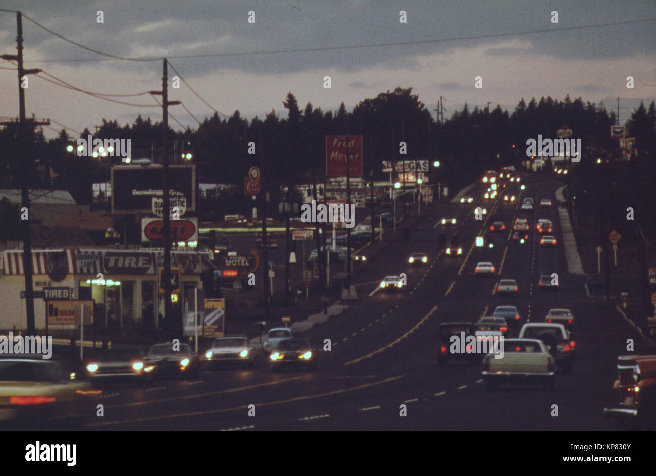 Suche entlang der Autobahn 99 W, einem Vorort ca. 12 Km südlich von der Innenstadt von Portland. Die Szene zeigt das Fehlen von Neon und andere kommerzielle leuchtet nach dem Gouverneur Tom Mccall deaktiviert sind, um sich auf die Hilfe des Staates Energiemangel im Herbst 1973 Benutzerfreundlichkeit Stockfoto
