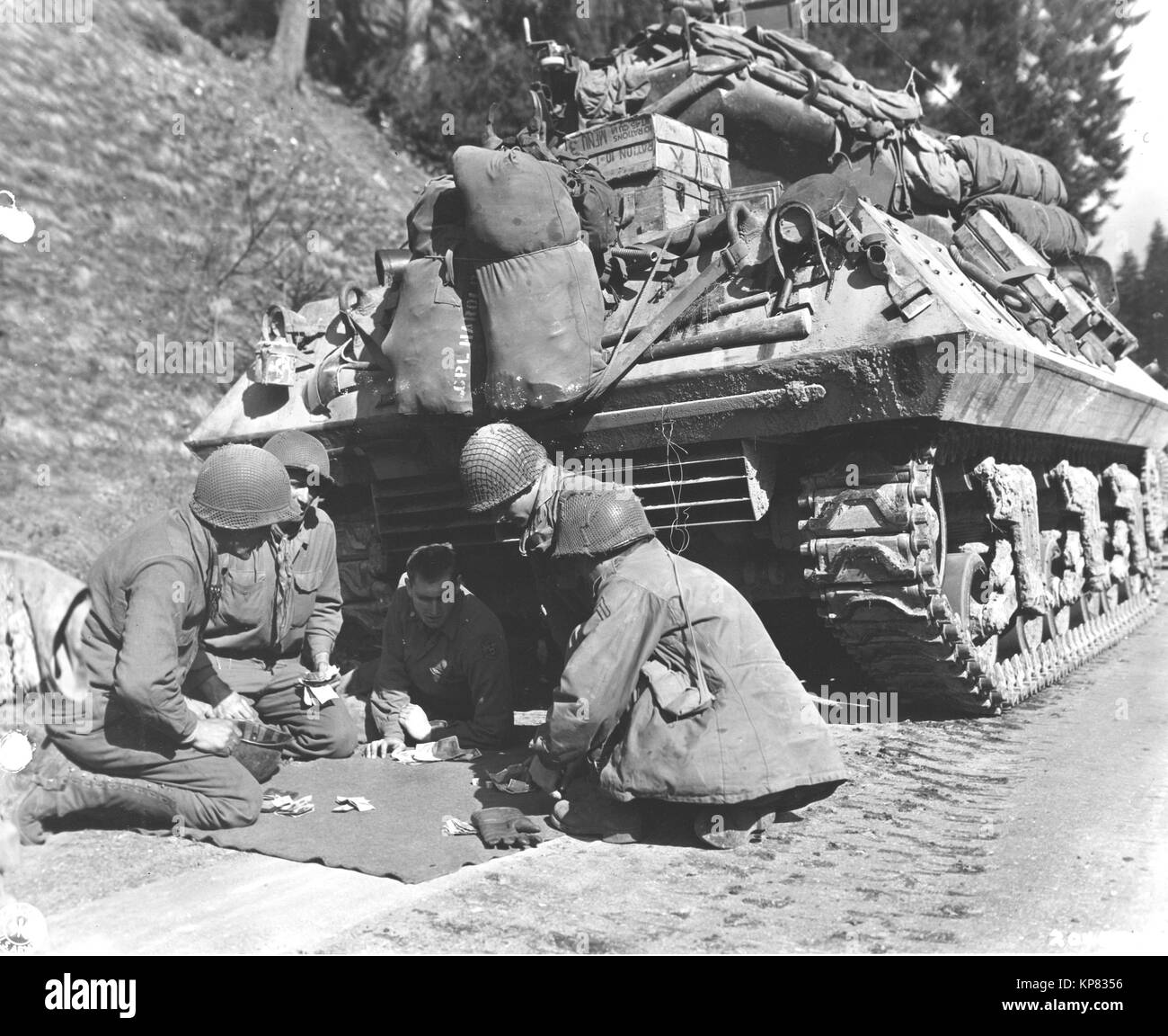 Warten auf den Ausbau einer Straße Block auf der Straße nach Eisfeld, Deutschland, ein Tank destroyer Crew verweilt die Zeit schießen Craps. 28 Division, U.S. dritten Armee, 4/12/45. Stockfoto