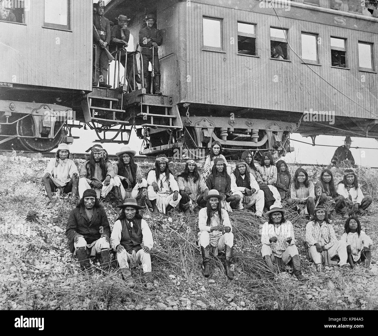 Chiricahua Apache Gefangenen eine Pause auf einer langen Fahrt mit dem Zug. Geronimo gehörte zu dieser Gruppe Stockfoto