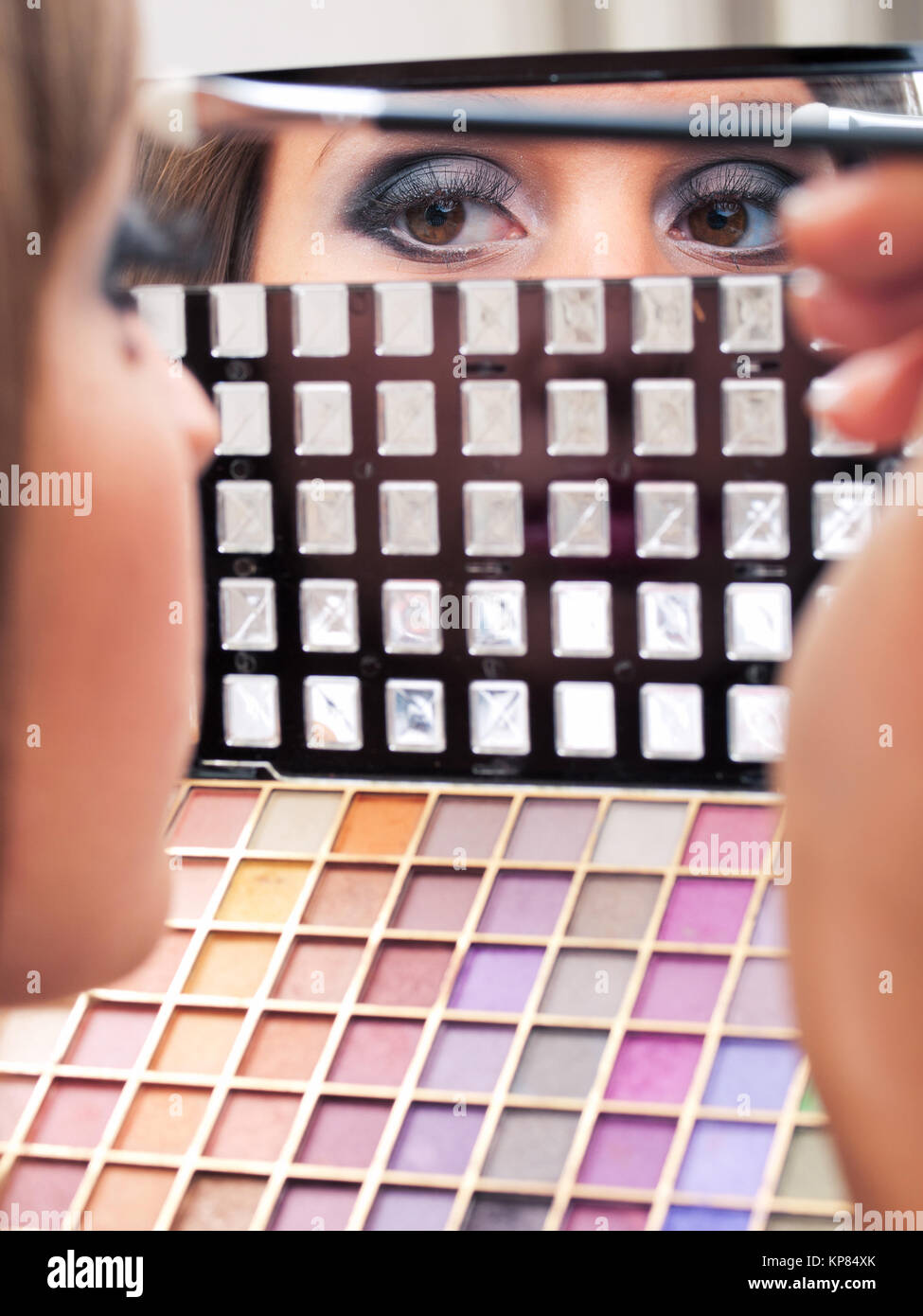 Anwendung von Make-up, Make-up, Make-up, Make-up anwenden Stockfoto