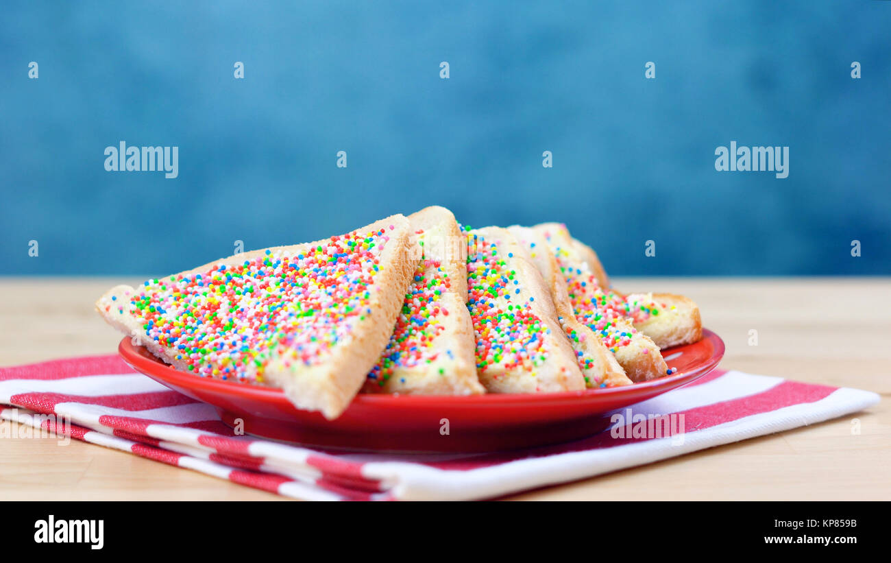 Iconic traditionelle australische Party Food, Märchen Brot, auf einem roten, weißen und blauen Hintergrund. Stockfoto