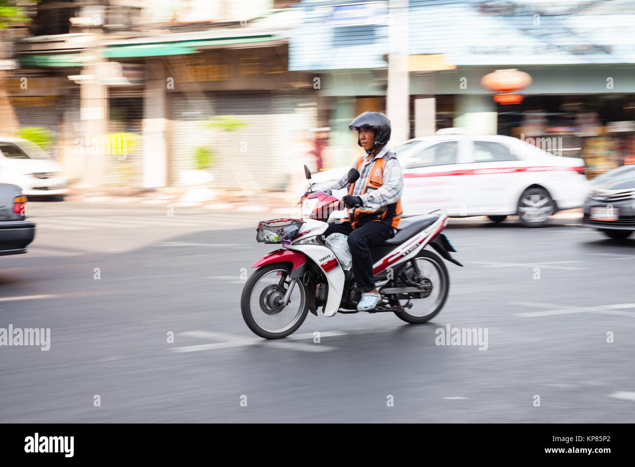 BANGKOK, THAILAND - 24. April: der Fahrer des Motorrades Taxis in Bangkok am 24. April 2016 in Bangkok, Thailand. Stockfoto