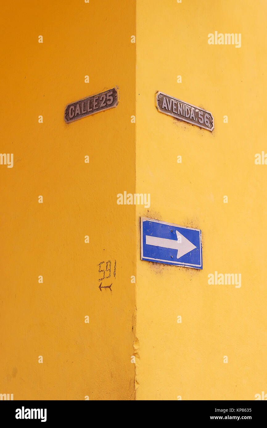 Matanzas, Cuba, einer der Straßenschilder. Hellgelbe Wände mit Straßennamen und Hausnummern. Stockfoto