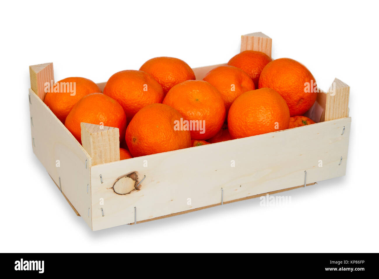 Clementinen in einer Holzschachtel freigestellt auf weissem Hintergrund Stockfoto