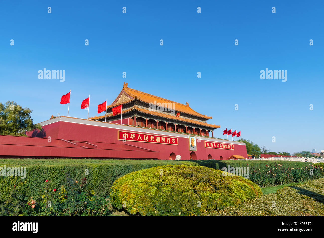 Peking, China - Apr 24,2017: Tor des Himmlischen Friedens in Peking unter blauem Himmel. Stockfoto