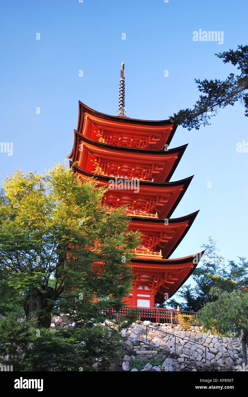 Geringe Aufnahme von Majestic, rote Pagode. In Japan. Ein Symbol der Religion, des Glaubens, der Achtung und der Gelassenheit. Stockfoto