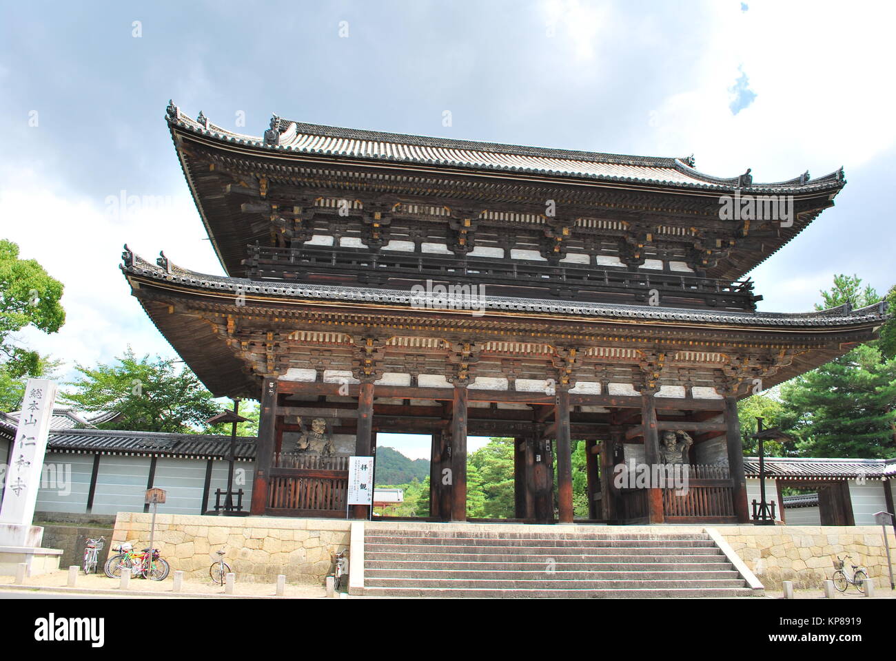 Majestic suchen Tempel und seine Holz- Eingang. In Nara, Japan. Ein Symbol des religiösen Glaubens, dem Gottesdienst, der Kultur und der Achtung. Stockfoto