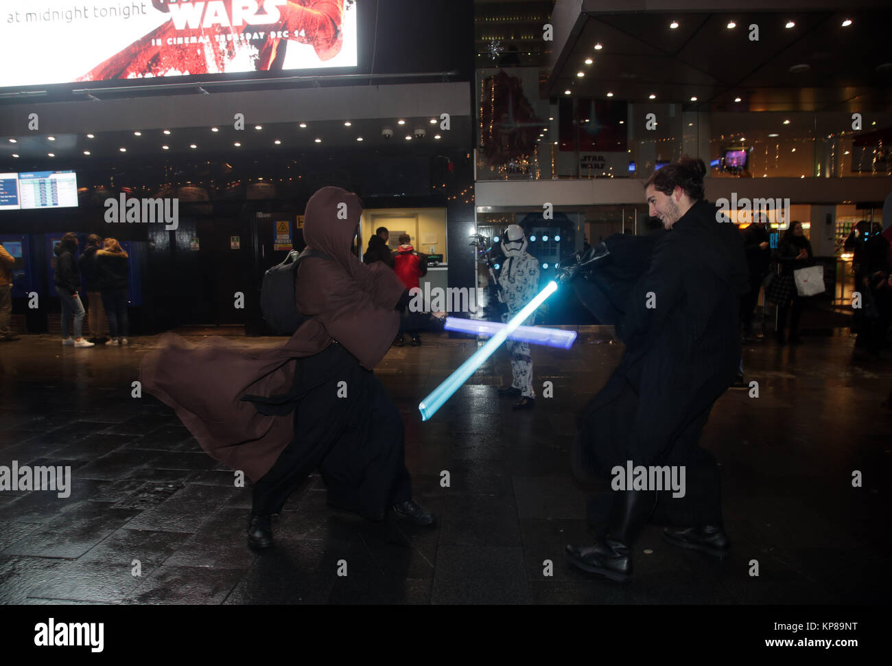 Fans im Kostüm Duell mit lichtschwertern vor ein Screening von Star Wars: Der letzte Jedi am Leicester Square in London. Stockfoto